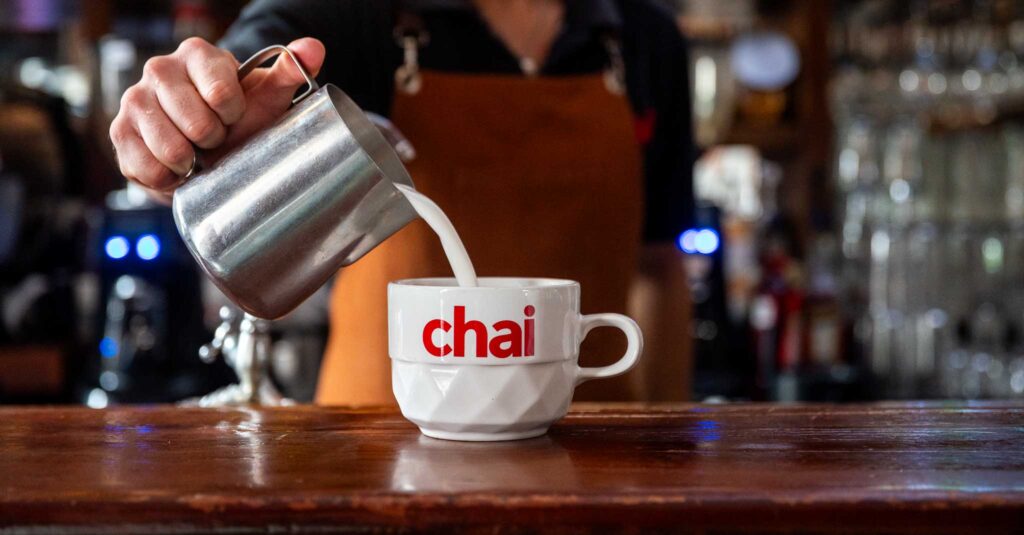 Leche vertida en taza Chai para café de especialidad