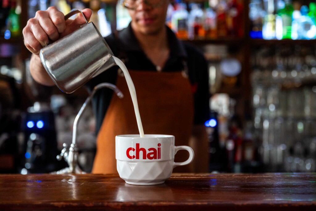 Leche vertida en taza Chai para café de especialidad
