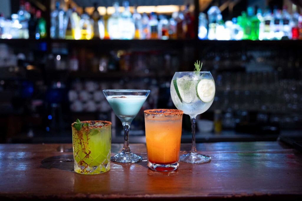 Cocteles de autor sobre la barra del bar de Chai