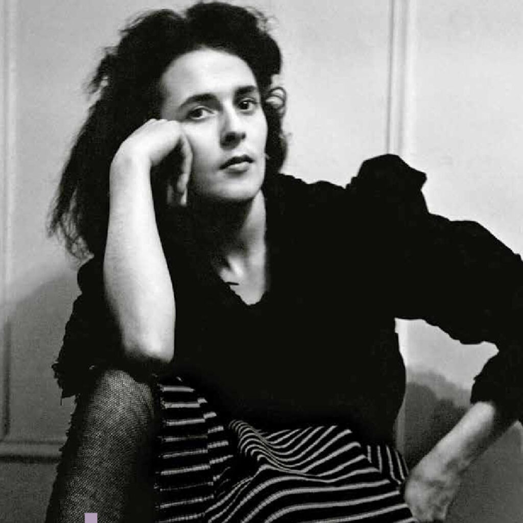 Retrato en blanco y negro de la artista surrealista Leonora Carrington