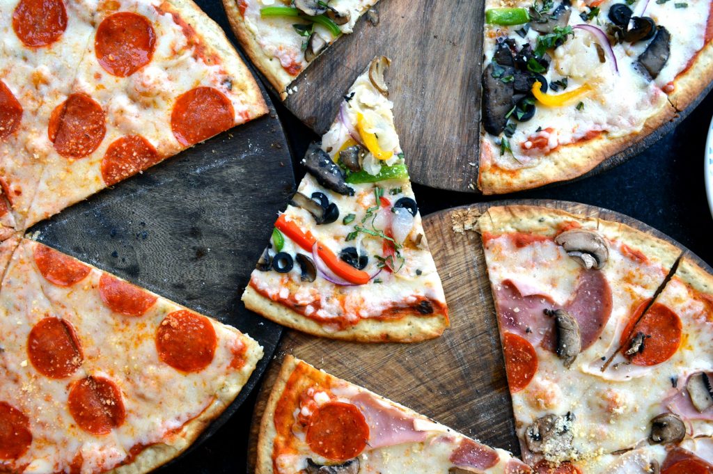 Variedad de rebanadas de pizza artesanal