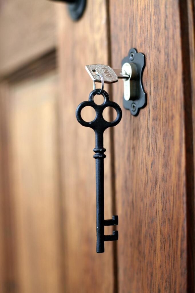 Llave antigua en la cerradura de una puerta de madera del hotel