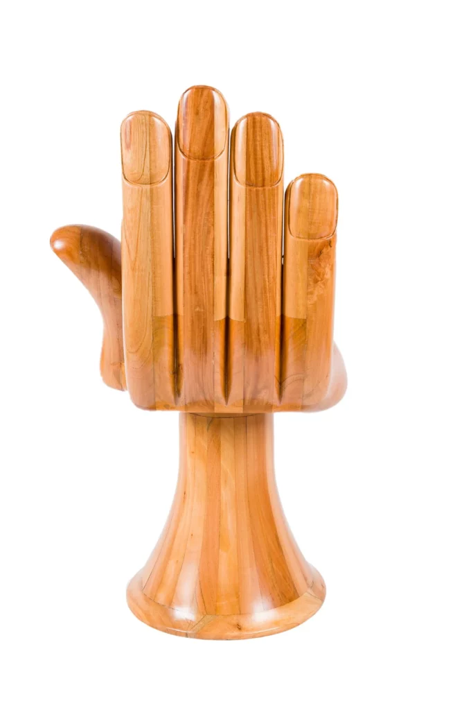 Silla-Mano de madera, diseño icónico de Pedro Friedeberg