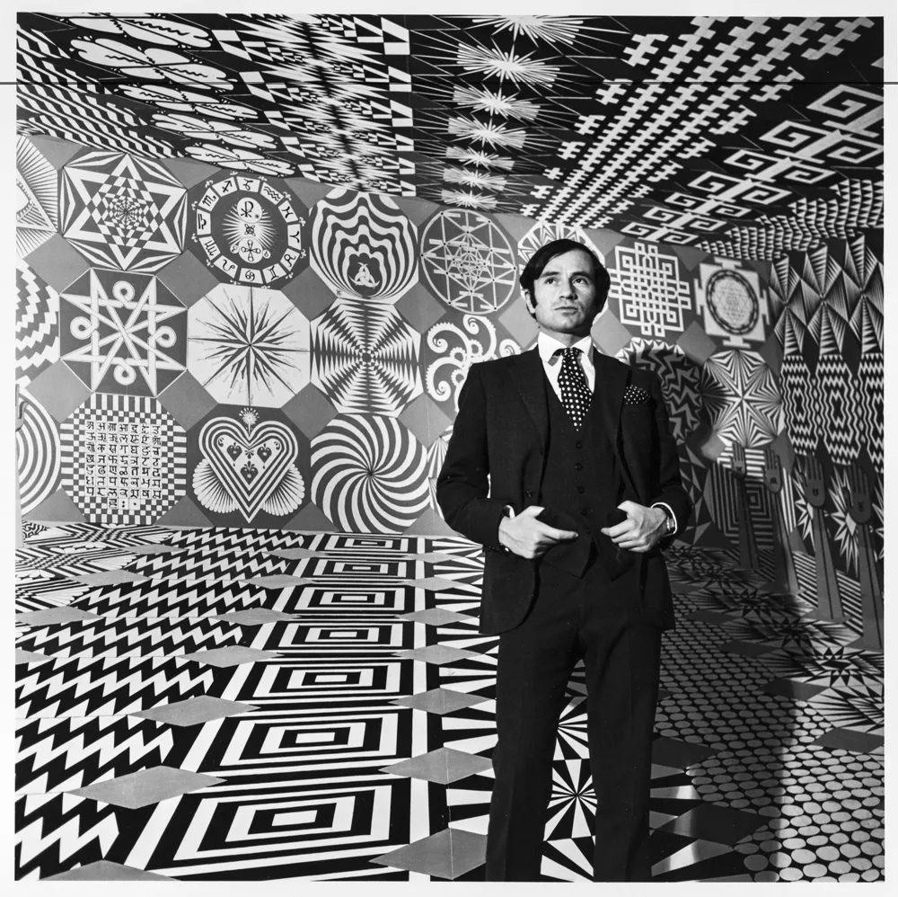 Pedro Friedeberg retratado entre sus característicos patrones op-art