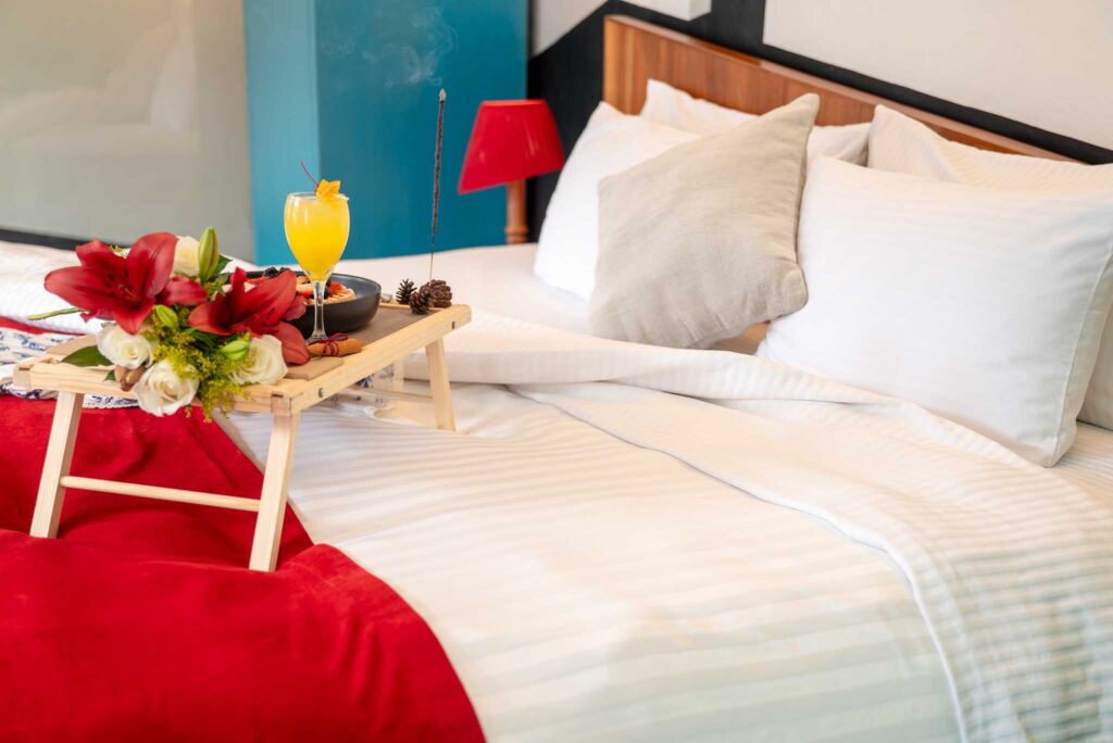 Mimosa con waffle de frutos rojos servidos en cama, Master Suite Tamayo