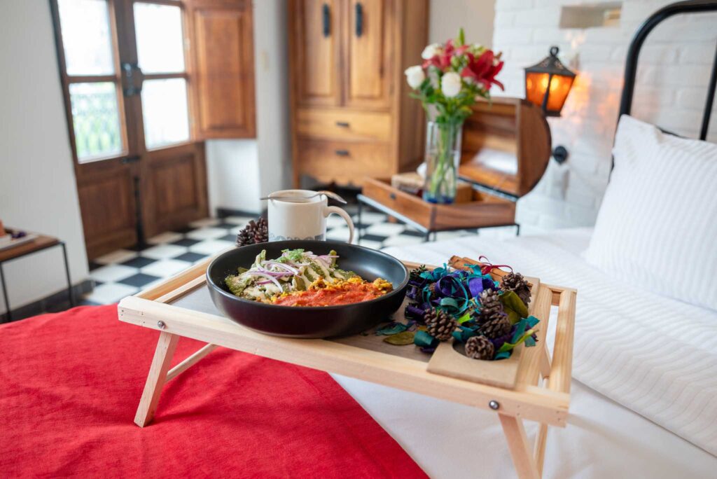 Desayuno en cama con charola de frutas y mimosa en la Junior Suite Varo