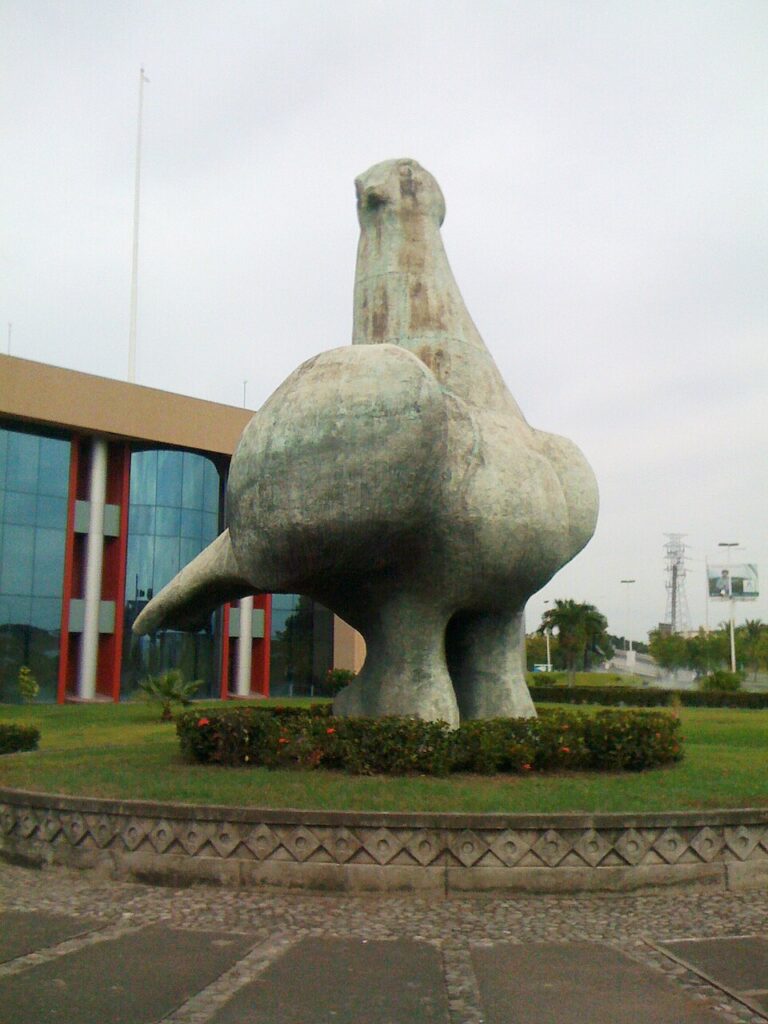 Escultura monumental de ave de Juan Soriano en Guadalajara