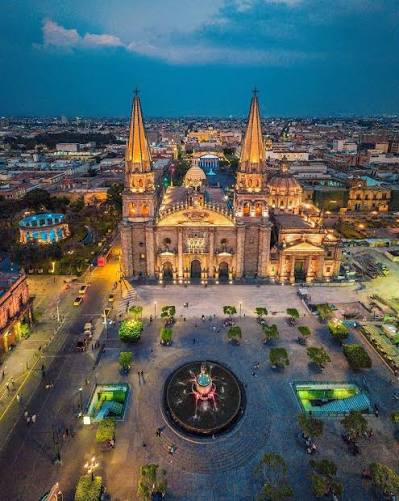 Vista aérea nocturna de la Catedral de Guadalajara y su plaza