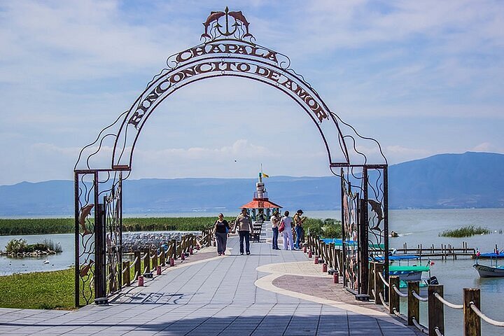 Arco del Rinconcito de Amor en el malecón de Chapala