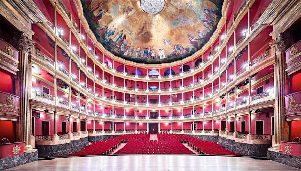 Vista panorámica del interior del Teatro Degollado con sus palcos rojos